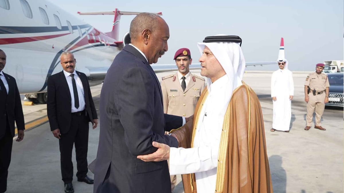 رئيس مجلس السيادة الانتقالي في السودان يصل الدوحة لتقديم العزاء في فقيد الوطن الكبير